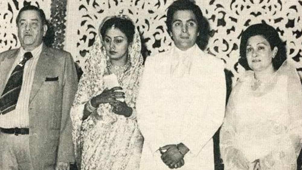 কয়েক মাস আগে শিল্পীর মৃত্যুবার্ষিকীতে নিজের ‘সঙ্গীত’-এর একটি ছবি শেয়ার করেছিলেন ঋষি কপূর। সেখানেই ঋষি উল্লেখ করেন, তাঁর বিয়ের সঙ্গীত অনুষ্ঠান উপলক্ষেই প্রথম বার ভারতে গান করেন নুসরত ফতে আলি খান।