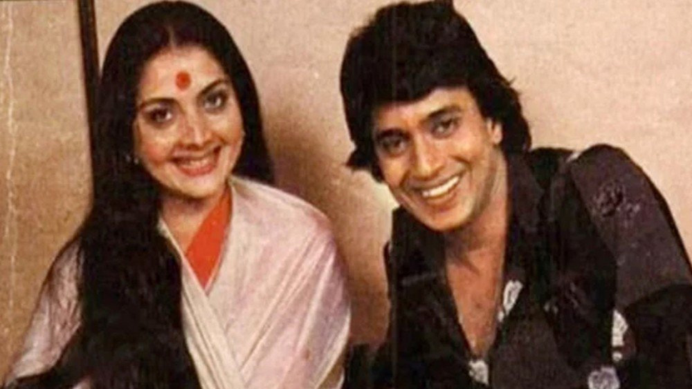 বিবাহিত মিঠুনের পরকীয়ার জেরে দুই ছেলেকে নিয়ে নাকি সংসার ছেড়ে চলে গিয়েছিলেন যোগিতা। তবে তিনি বিয়ে ভাঙতে একটুও রাজি ছিলেন না। স্ত্রীকে ডিভোর্স করার ইচ্ছে ছিল না মিঠুনেরও।