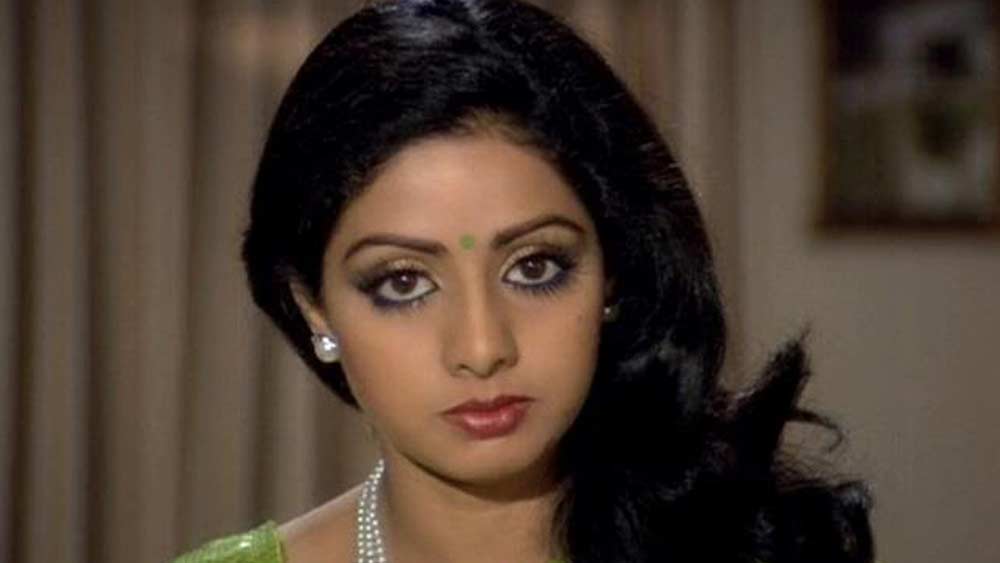 শ্রীদেবী চেয়েছিলেন মিঠুনকে বিয়ে করতে। নায়কের জীবনে দ্বিতীয় নারী হয়ে থাকার কোনও ইচ্ছে তাঁর ছিল না। ফলে মিঠুন যে যোগিতাকে ডিভোর্স করবেন না, সে কথা বুঝতে পেরে সম্পর্ক থেকে সরে দাঁড়ান শ্রী।