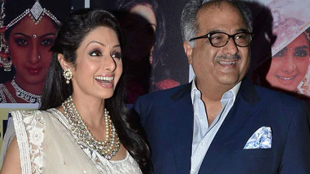 ১৯৯৬ সালে শ্রীদেবী বিয়ে করেন প্রযোজক বনি কপূরকে। দুই মেয়ে খুশি আর জাহ্নবীকে নিয়ে সযত্নে সংসার সাজিয়েছিলেন শ্রী। ২০১৮-র ২৪ জানুয়ারি শ্রীদেবীর আকস্মিক ও রহস্যময় মৃত্যুতে তাসের ঘরের মতো ভেঙে পড়ে সেই সংসার।