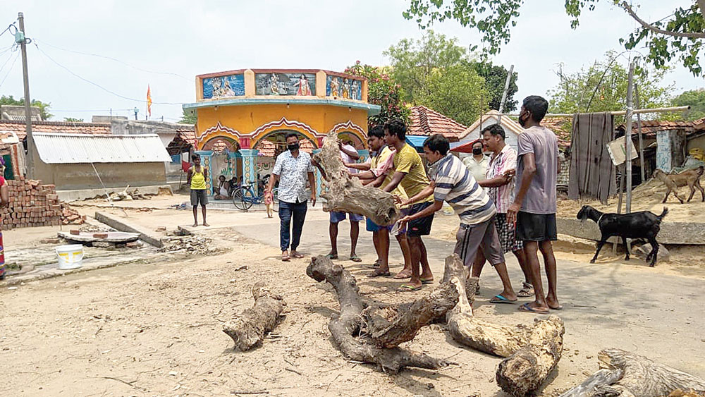 West Bengal Lockdown: Community kitchen started in Manipur area at Adra