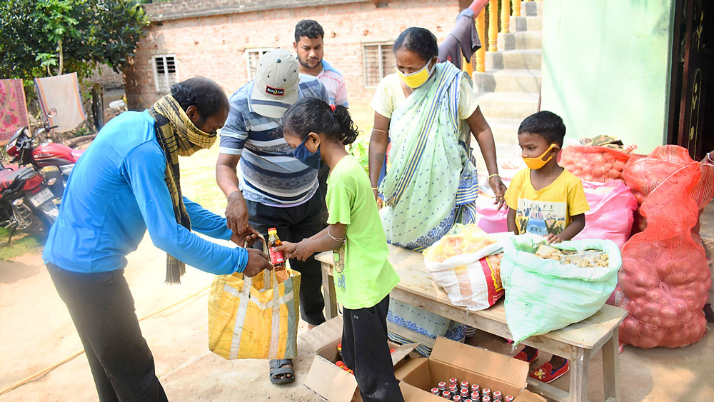West Bengal Lockdown: Bankura Woman distributed relief materials from her pension fund