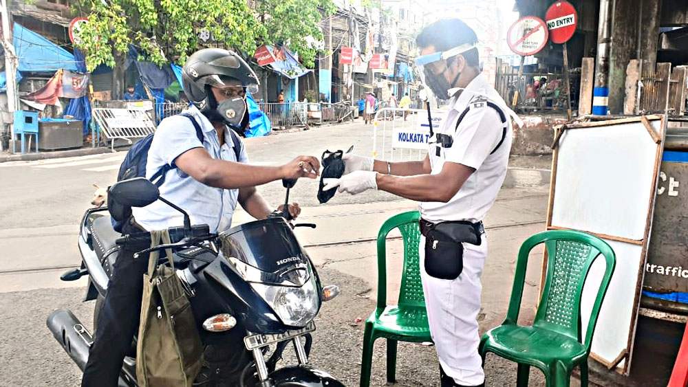 Coronavirus Lockdown: Strict investigation of vehicles done at areas with safe techniques