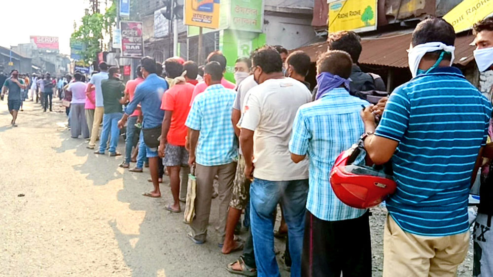 Coronavirus Lockdown: Over-crowded queue near liquor shops