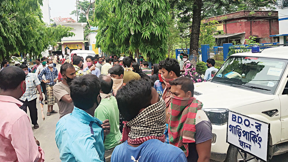 Coronavirus Lockdown: People gets annoyed during ration collection