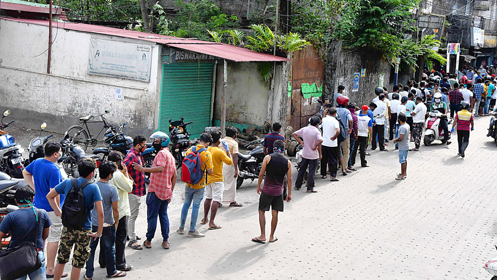 West Bengal Lockdown: Consumers queue up in large number outside liquor shops