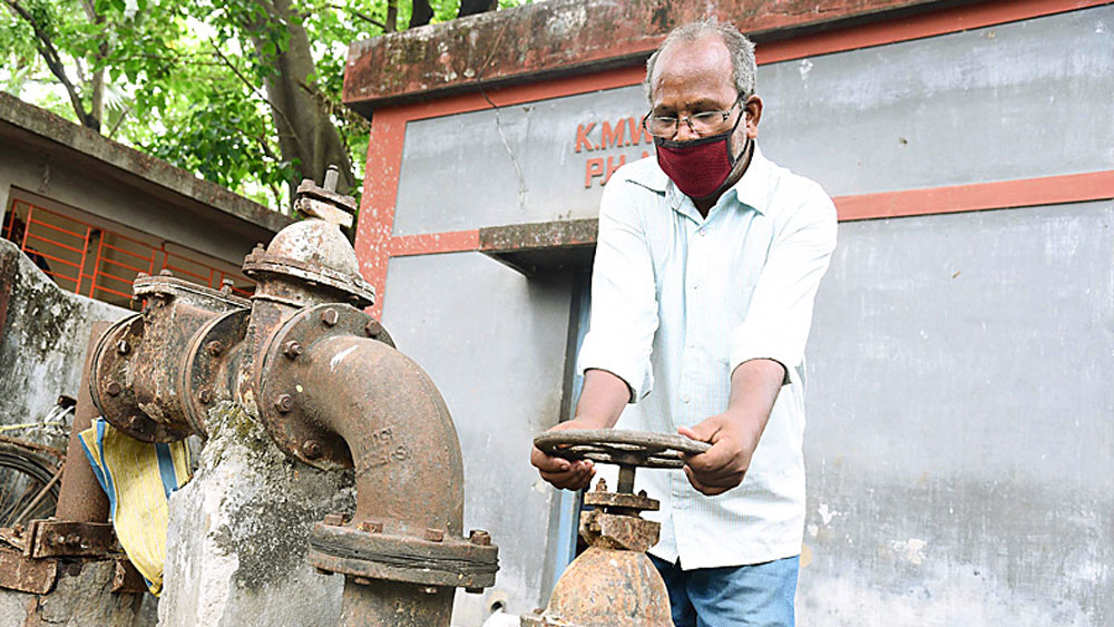 Coronavirus Lockdown: Man walks down to office for two and a half hours to perform his duty