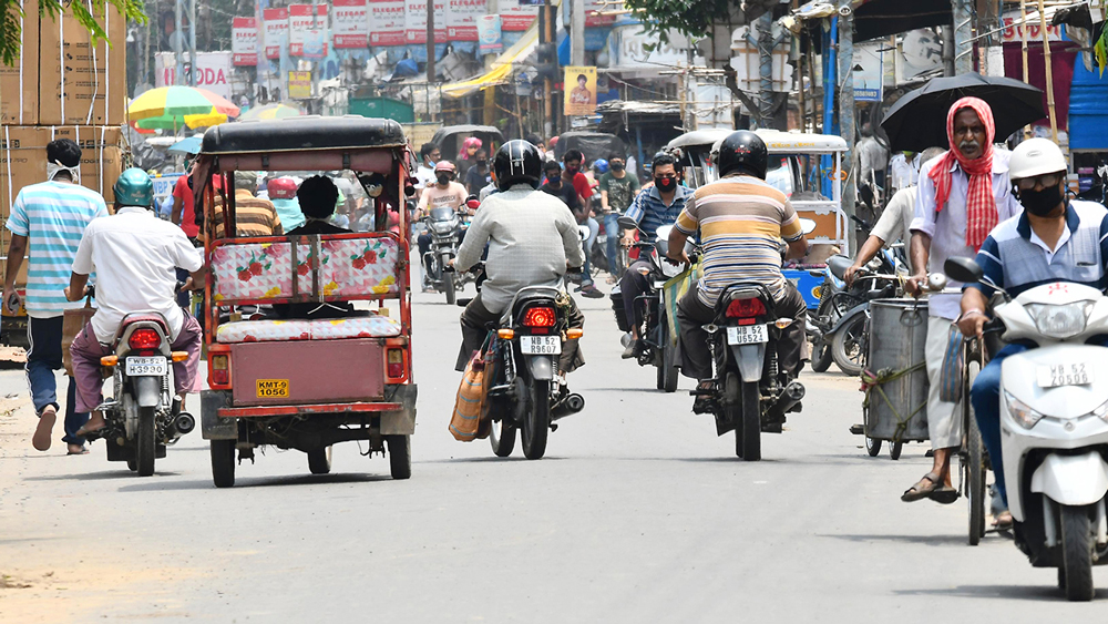 মঙ্গলবার কৃষ্ণনগরের রাস্তায়। নিজস্ব চিত্র