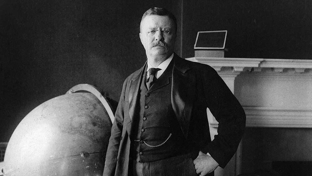 এর পর ৮০ বছর ধরে ‘হোয়াইট হাউস’ ছিল নিছক ডাকনাম। ১৯০১ সালে একেই এই বাড়ির সরকারি পরিচয় করেন ২৬-তম মার্কিন প্রেসিডেন্ট থিয়োডোর রুজভেল্ট।