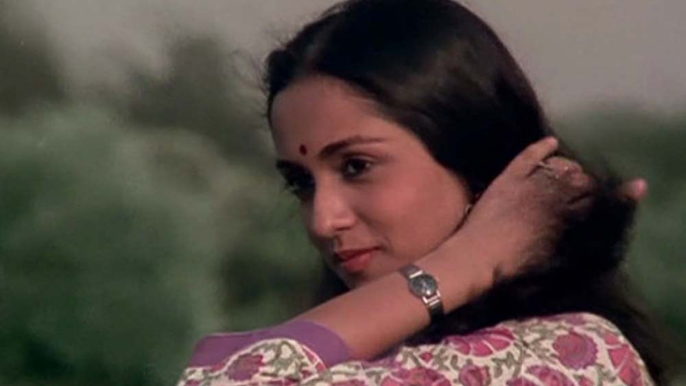 মুখচোরা পরেশকে প্রথমে পছন্দ ছিল না স্বরূপ সম্পতেরও। তিনিও বিশেষ গুরুত্ব দেননি সহপাঠীকে। কিন্তু সব গোলমাল হয়ে গেল ইন্টার কলেজিয়েট এক প্রতিযোগিতায়। সেখানে নাটকে অভিনয় করেছিলেন পরেশ।