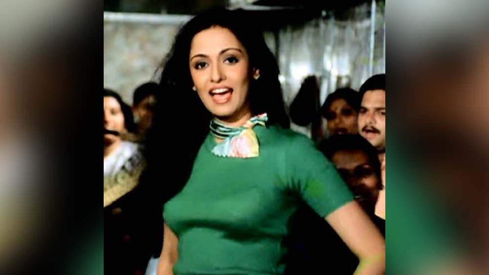 চেনা সহপাঠীকে মঞ্চে দেখে স্বরূপ তো হতবাক। চেনা-ই যাচ্ছে না। কোথায় সেই মুখচোরা তরুণ! মঞ্চে তাঁর অভিনয় দেখে মুগ্ধ হয়ে গেলেন স্বরূপ। নাটক শেষ হওয়ার পরে সাজঘরে অভিনন্দন জানাতে গেলেন। সেখানেই প্রথম আলাপের সূত্রপাত।