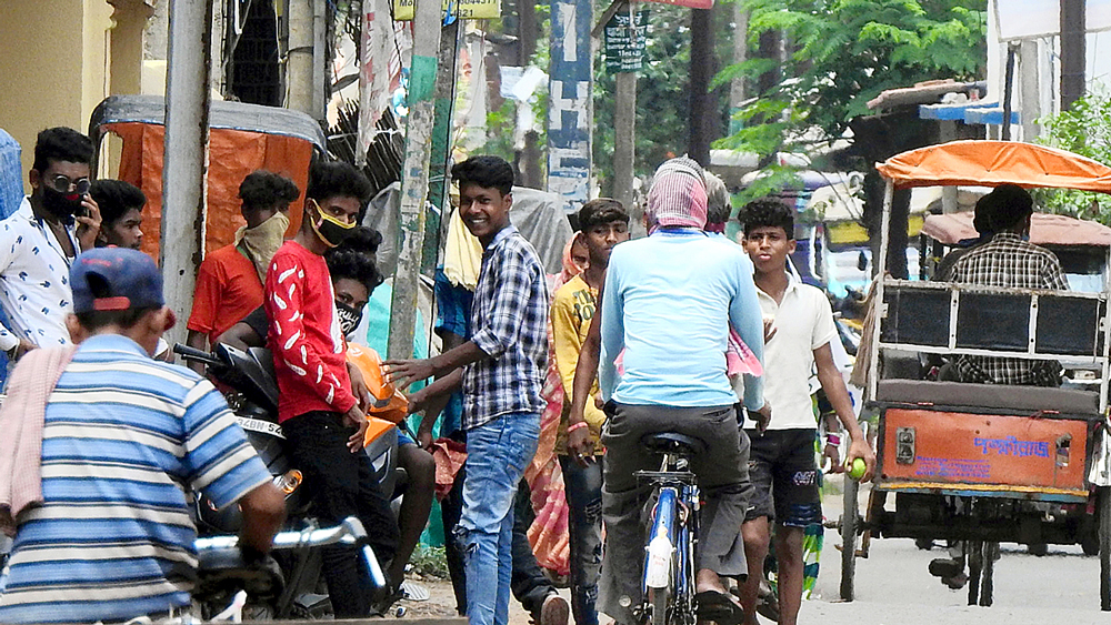 গণ্ডিবদ্ধ এলাকাতেও আড্ডা। পরে মেদিনীপুরের ওই এলাকাটি িসল করে পুলিশ। ছবি: সৌমেশ্বর মণ্ডল

