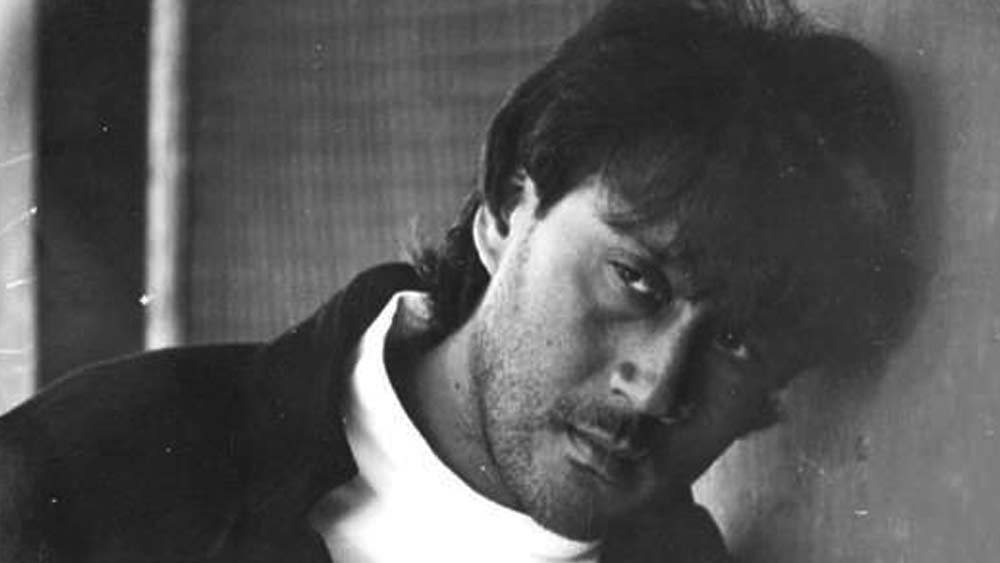 অভাবের সঙ্গে যুদ্ধ করেই কেটেছে শৈশব। স্থানীয়দের কাছে তিনি পরিচিত ছিলেন ‘দাদা’ বলে। কারণ পাড়ার বিভিন্ন ঝামেলায় তিনি হামেশাই জড়িয়ে পড়তেন। এমনকি, এখনও তিনি ইন্ডাস্ট্রিতে পরিচিত ‘জগ্গু দাদা’ বলে।