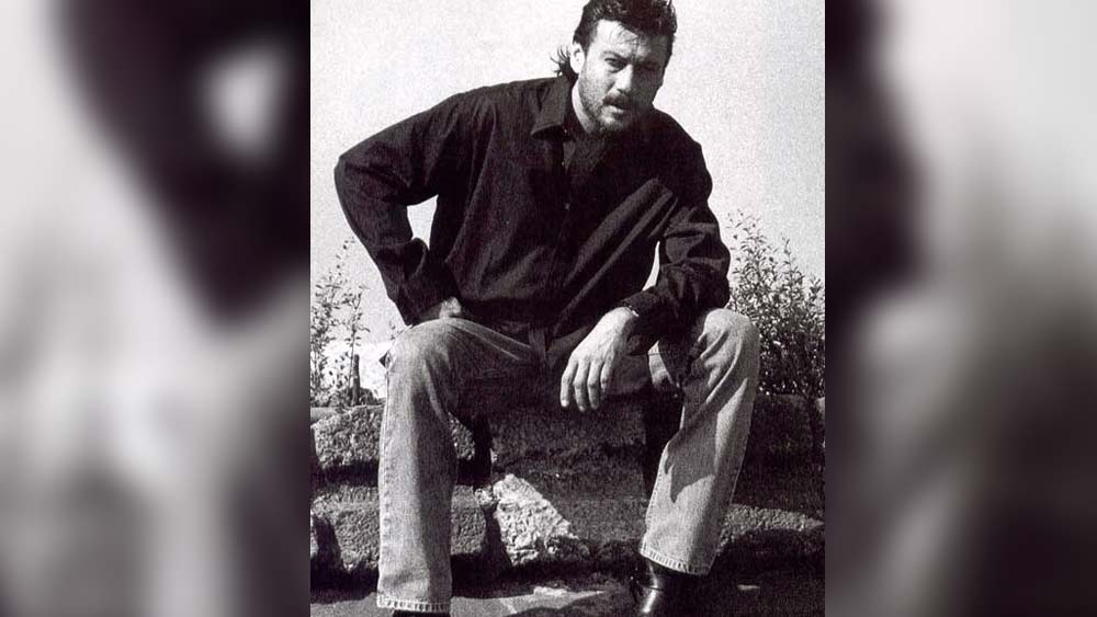 সে সময় বলিউডের উপরে অন্ধকার দুনিয়ার গভীর প্রভাব। অনেক সময়েই টিনসেল টাউনের পাতা নড়ত আন্ডারওয়ার্ল্ডের অঙ্গুলিহেলনে। এ রকম এক পরিস্থিতিতে জ্যাকি শ্রফ একটি সিনেমায় অভিনয় করেছিলেন যার পরিচালক ছিলেন আসরানি।