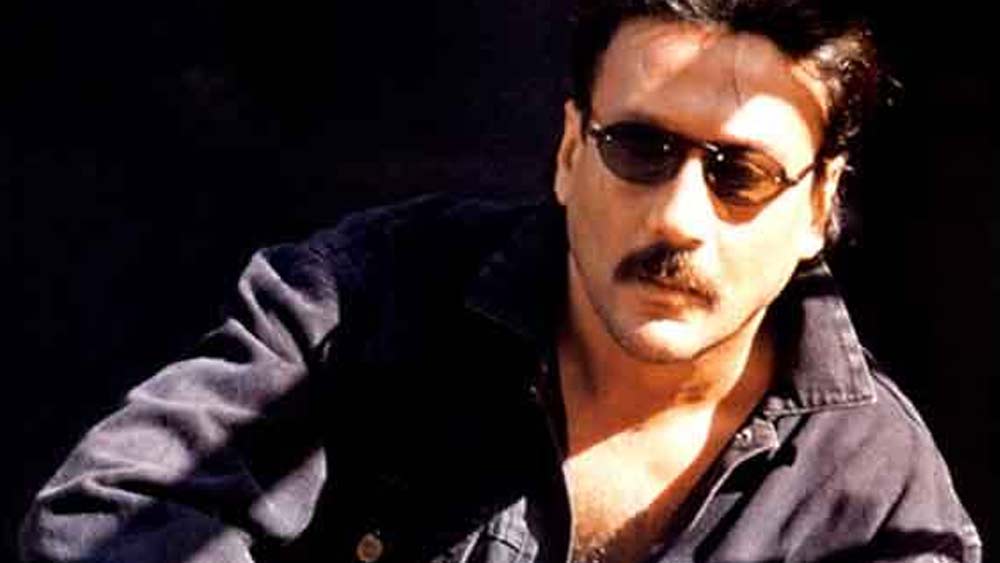 কিন্তু শেষ পর্যায়ের সেই কাজের জন্য জ্যাকি কিছুতেই সময় বার করতে পারছিলেন না। ফলে আটেক যাচ্ছিল ছবির মুক্তি। প্রযোজকদের আর্থিক ক্ষতি হচ্ছিল। তাঁদের সঙ্গে বেশ কয়েক বার কথা হয় জ্যাকির।