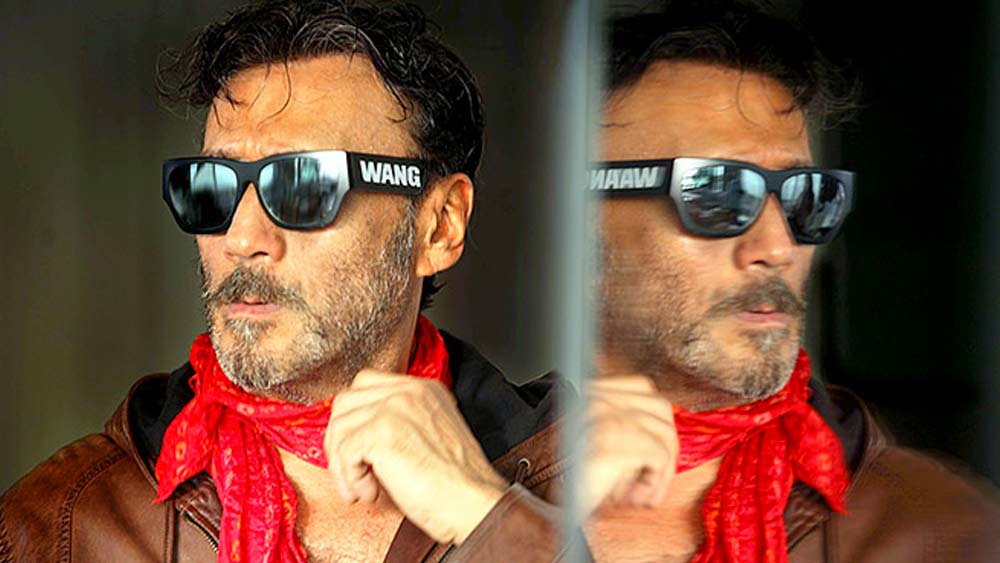 কিন্তু জ্যাকি স্পষ্ট জানিয়ে দেন, তিনি কিছুতেই সেই মুহূর্তে সময় দিতে পারবেন না। কারণ তত দিনে তাঁর অন্য ছবির জন্য ডেট দেওয়া হয়ে গিয়েছিল।