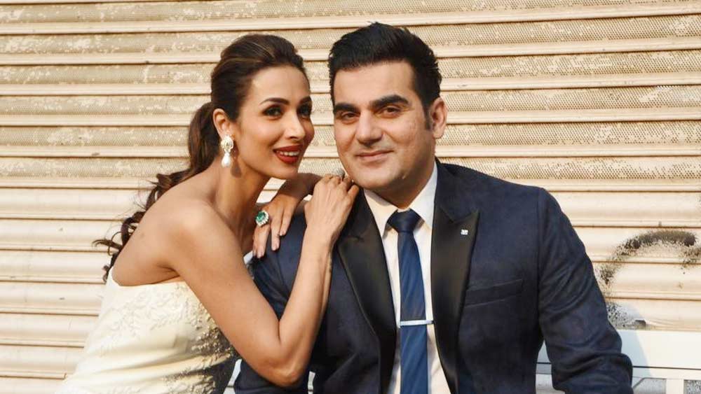 প্রসঙ্গত, এর আগে দীর্ঘ ১৯ বছরের দাম্পত্য ছিল মালাইকা অরোরা-আরবাজ খানের। ২০১৬ সালে ভেঙে যায় সেই বিয়ে। বিবাহবিচ্ছেদ হওয়ার সঙ্গে সঙ্গেই মালাইকা সিদ্ধান্ত নেন, খান পদবি সরিয়ে দেওয়ার।