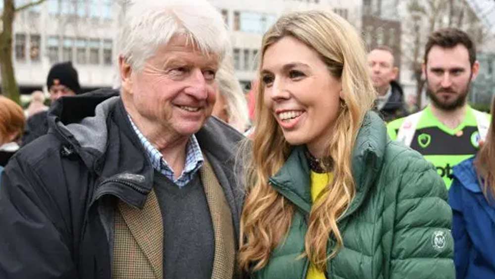 ক্যারির বাবা ম্যাথিউ সাইমন্ডস ‘দ্য ইন্ডিপেন্ডেন্ট’ সংবাদপত্রের সহ-প্রতিষ্ঠাতা। মা আইনজীবী।