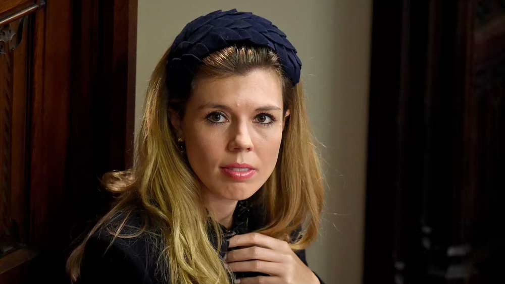 ক্যারি সাইমন্ডস-ই প্রথম ব্রিটিশ প্রধানমন্ত্রীর অবিবাহিত বাগদত্তা হিসেবে দশ ডাউনিং স্ট্রিটে বসবাস করছেন। দু’জনে রোমান ক্যাথলিক মতে বিয়ে করবেন বলে জানা গিয়েছে।