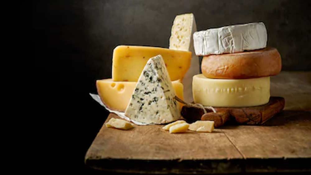 সে দেশের অর্থনীতির অন্যতম গুরুত্বপূর্ণ দুগ্ধশিল্পকে বাঁচাতে এই উদ্যোগ নেওয়া হয়েছে। বর্তমান পরিস্থিতিতে ফ্রান্সে চিজ বিক্রির স্বাভাবিক হার কমে গিয়েছে ৬০ শতাংশ।