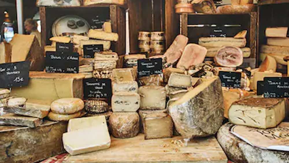 লকডাউনের স্রেফ ফেলে দিতে হয়েছে কয়েক হাজার টন চিজ। উৎপাদনের পর ক্রেতার অভাবে তা নষ্ট হয়ে গিয়েছে।