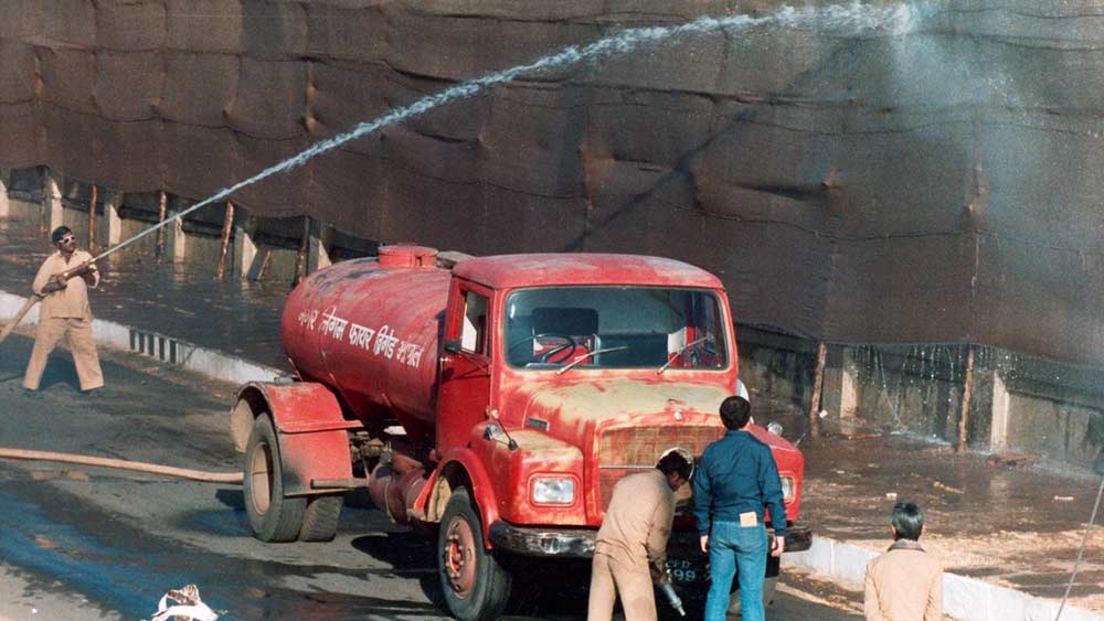 ২ ডিসেম্বর গভীর রাতে জমিয়ে রাখা প্রায় ৪০ মেট্রিক টন ওই মারণ গ্যাস লিক করে বেরোতে থাকে। গোটা শহর তখন ঘুমে অচেতন। রাসায়নিক ধর্ম অনুযায়ী, মিথাইল আইসোসায়ানেট ভারী গ্যাস। তাই বাতাসের নীচের স্তরেই তা জমতে থাকে এবং ছড়িয়ে পড়ে শহরে।