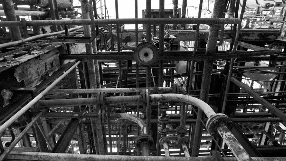 কী ভাবে ঘটেছিল সে দিনের দুর্ঘটনা? বিশেষজ্ঞরা বলছেন, কারখানায় জমিয়ে রাখা মিথাইল আইসোসায়ানেটের ৬১০ নম্বর ট্যাঙ্কে কোনও ভাবে জল মিশে যায়। তাতে রাসায়নিক বিক্রিয়ায় তৈরি হয় কার্বন ডাই অক্সাইড ও অন্যান্য গ্যাস। ভিতরের তাপ ও চাপে ট্যাঙ্ক খুলে যায়। ব্যস! বন্দি থাকা মৃত্যুদূত বেরিয়ে পড়ে। কয়েক ঘণ্টার মধ্যেই প্রমাণ মেলে তার মারণ ক্ষমতার।