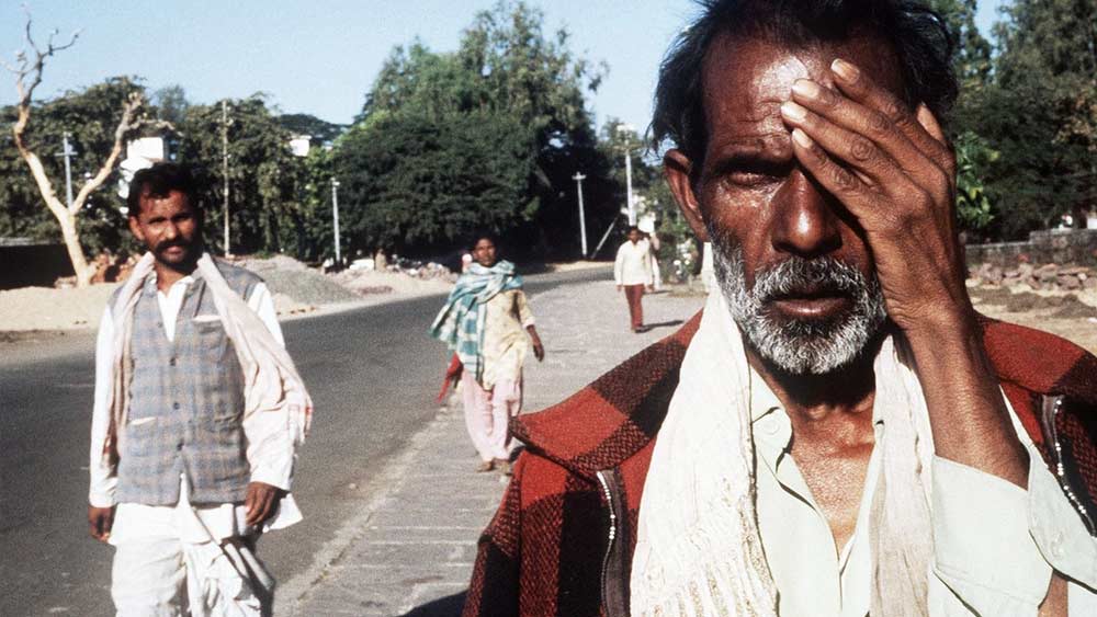 প্রথমে দম বন্ধ হয়ে আসা। তার পর কাশি, শ্বাসকষ্ট, ত্বকের জ্বালা। ধীরে ধীরে মৃত্যুর কোলে ঢলে পড়া। ভোপাল জুড়ে তখন মৃত্যুর তাণ্ডব চলছিল।