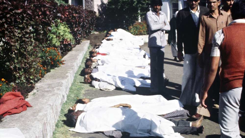 গ্যাস শহর জুড়ে ছড়িয়ে পড়তেই তার প্রথম ধাক্কাতেই অসুস্থ হওয়া মানুষের সংখ্যা বাড়তে থাকে। পাল্লা দিয়ে বাড়তে থাকে মৃত্যুও। হাসপাতালে কার্যত ভিড় ভেঙে পড়ে। প্রত্যেকেই তখন বাঁচার জন্য চেষ্টা চালাচ্ছেন। আর গোটা শহর জুড়ে তখন হাহাকার।