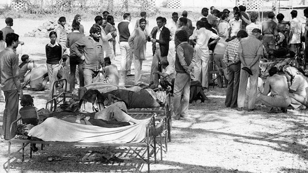 অনেকে পালিয়ে বাঁচার চেষ্টা করেছিলেন। কেউ কেউ সফল হয়েছিলেন বটে। কিন্তু সে দিন ভেঙে পড়েছিল ভোপালের পরিবহণ ব্যবস্থা। ভিড়ের চাপে কেউ কেউ পদপিষ্ট হন।