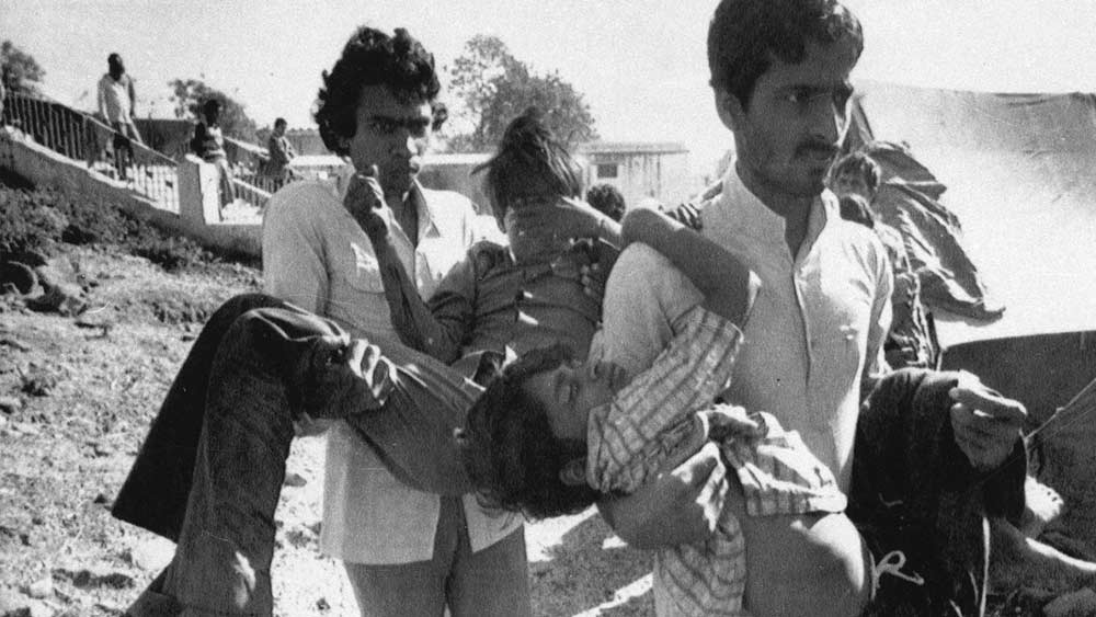 এর মধ্যেই শুরু হয় উদ্ধার কাজ। গোটা শহরের অলিতেগলিতে তখন হাহাকার। বাঁচার জন্য আকুতি।