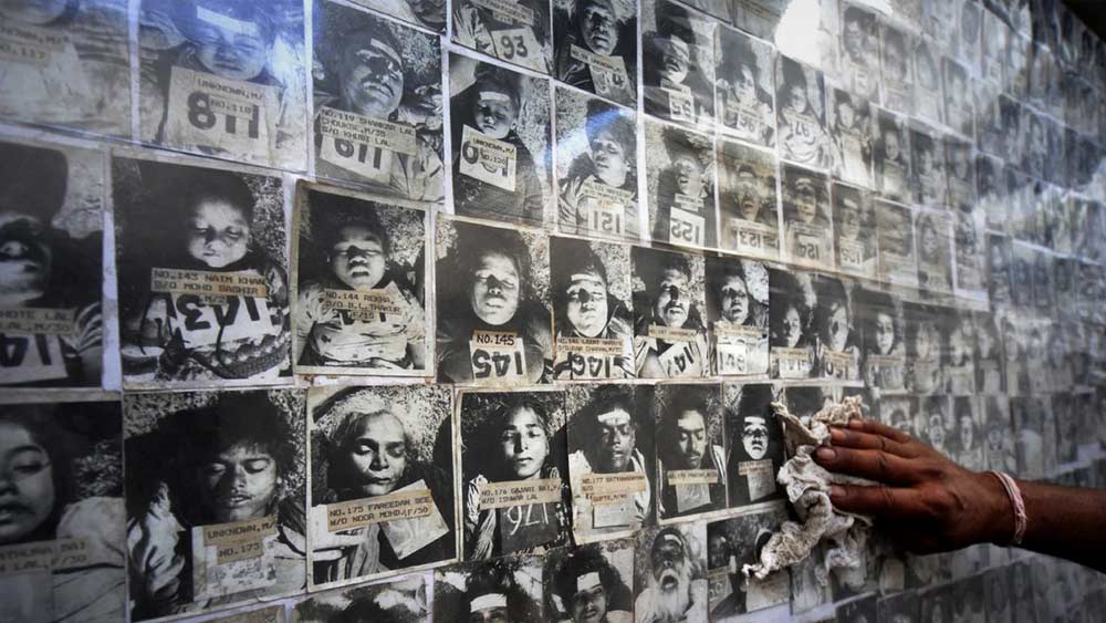 ভোপালের প্রায় সাড়ে পাঁচ লাখ মানুষ এই গ্যাস লিকের ফলে আক্রান্ত হয়েছিলেন। যা ভোপালের তৎকালীন জনসংখ্যার প্রায় দুই-তৃতীয়াংশ ছিল।