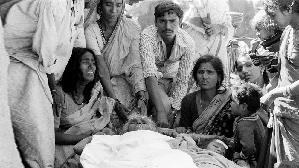 এখানেই থেমে থাকেনি মৃত্যুর তাণ্ডব। বিপুল পরিমাণ বিষাক্ত গ্যাস মিশেছিল বাতাসে। তার প্রত্যক্ষ প্রভাব ছিল দীর্ঘদিন। দুর্ঘটনার পর, অচিরেই যেন একটা সবুজ শহর হয়ে উঠেছিল গ্যাস-চেম্বার।