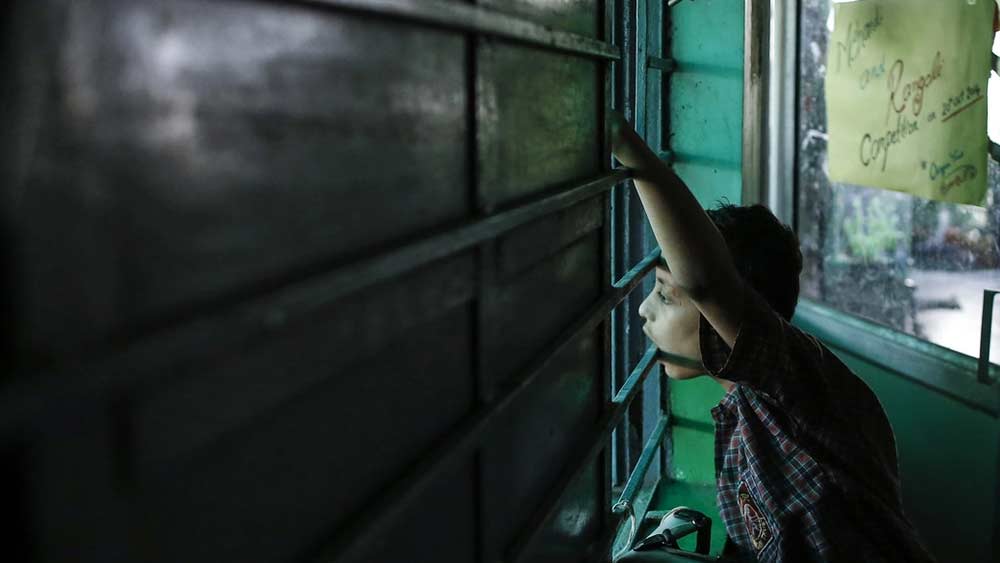 গ্যাস লিকের প্রাথমিক ধাক্কা সামলে ওঠার পর শুরু হয় দুর্ঘটনার কারণ সন্ধান। অভিযোগ ওঠে, শহরের মধ্যে জনবসতিপূর্ণ এলাকায় রাসায়নিক কারখানা হওয়া সত্ত্বেও উপযুক্ত নিরাপত্তা ব্যবস্থা ছিলই না ইউনিয়ন কার্বাইডের ওই রাসায়নিক কারখানায়। বিপুল পরিমাণ গ্যাস ছোট ছোট সিলিন্ডারে রাখাই ছিল দস্তুর। কিন্তু তা মানা হয়নি।