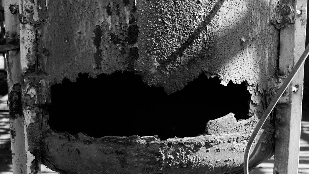 বড় বড় ট্যাঙ্কে রাখা হয়েছিল ওই বিপুল পরিমাণ মিথাইল আইসোসায়ানেট গ্যাস। গ্যাসের তীব্রতায় পাইপলাইনই ক্ষইছিল। নিরাপত্তা ব্যবস্থা এবং বিপর্যয় মোকাবিলা দুটি ক্ষেত্রেই ছিল চরম গাফিলতি।