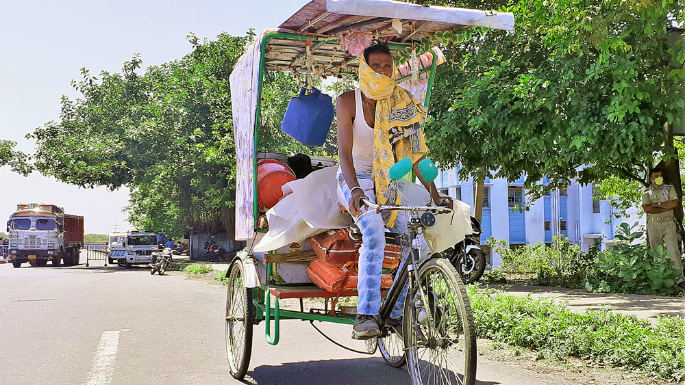 বাড়ির পথে কিশোর সাউ। নিজস্ব চিত্র