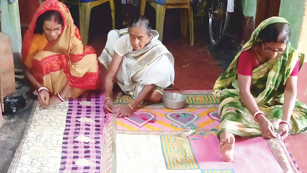 লকডাউনের মধ্যে কাঁথা তৈরির কাজ চলছে গড়বেতার এক গ্রামে। নিজস্ব চিত্র