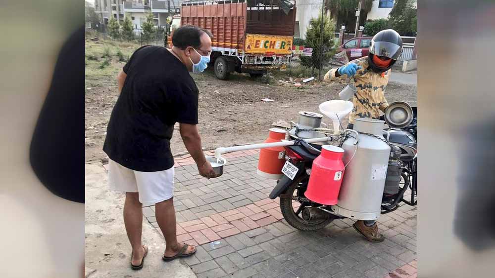 ‘টুয়েল্‌‌ভথ ফেল’ ছেলেটি পড়াশোনার পাট চুকিয়ে বাবার সঙ্গে কাজ শুরু করেছিলেন। গ্রাম থেকে রোজ দুধ নিয়ে বিক্রি করতে যেতেন নাসিক বাজারে। মনোজ যেমন চাকরি করতেন আটাকলে।