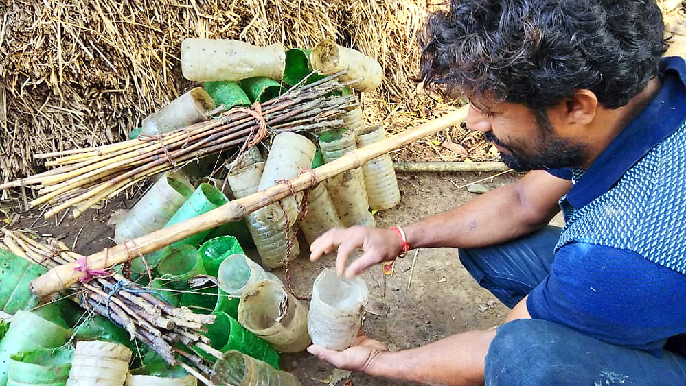 অভিনব: এমন বোতলেই ধরা হয় চিংড়ি। ছবি: কল্যাণ আচার্য