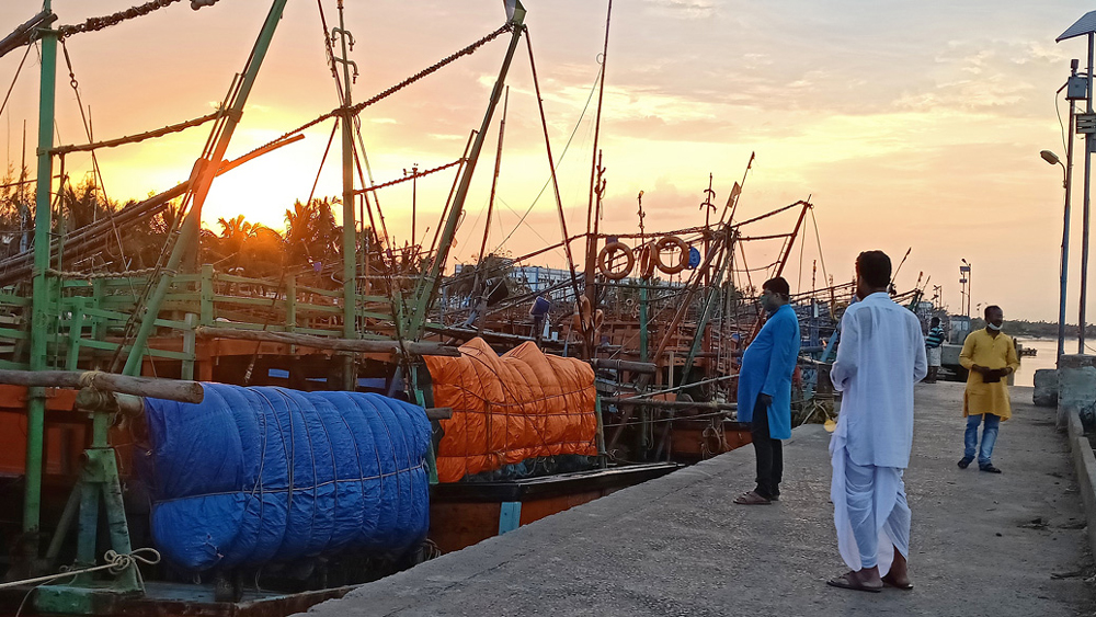 অপেক্ষা: পেটুয়া মৎস্য বন্দরে সার দিয়ে দাঁড়িয়ে ট্রলার। এখনও সারানোর কাজ শুরু হয়নি। নিজস্ব চিত্র 