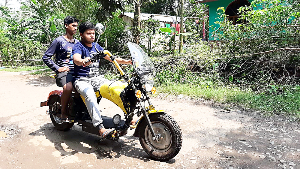 চালকের-আসনে: নিজের বানানো ই-বাইক চালাচ্ছেন বিশ্বব্রত। নিজস্ব চিত্র