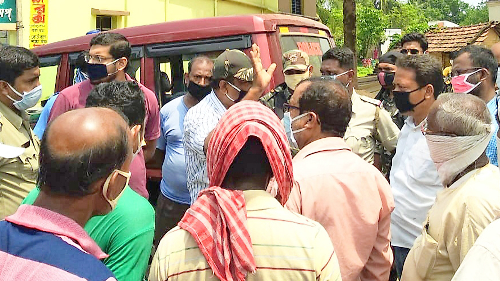 বিক্ষোভকারীদের সঙ্গে কথা পুলিশ ও আবগারি দফতরের। ছবি: দীপঙ্কর দে