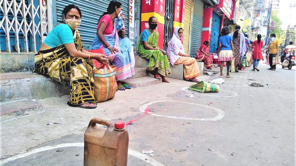 রোজনামচা: রেশনের লাইনে মালদহের উপভোক্তারা। নিজস্ব চিত্র