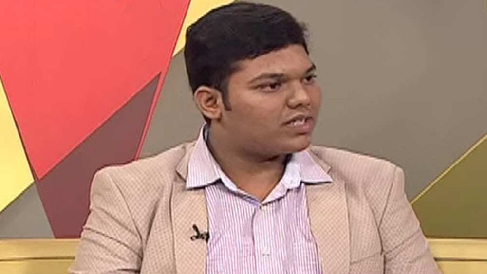 অর্জুনের মা আন্তর্জাতিক ওষুধের ব্যবসার সঙ্গে যুক্ত। মায়ের সঙ্গে ছোটবেলায় বহু বার বিদেশ সফর করেছে অর্জুন। জরুরি কাজ হলেও, ছেলেকে সঙ্গে নিয়ে যেতে হত তাঁর মাকে।