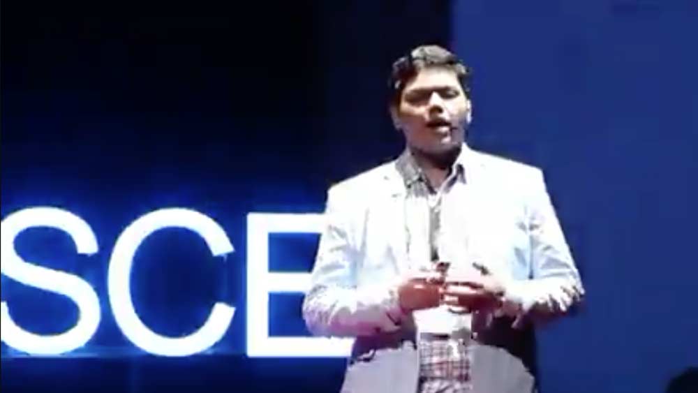 অর্জুন ছোট থেকেই অবাক হয়ে দেখছেন, বিদেশের তুলনায় তাঁর নিজের দেশে ওষুধের দাম বেশি। কারণ হিসেবে মায়ের কাছে শুনলেন, ওষুধ ব্র্যান্ডেড হয়ে যাওয়ার ফলেই বহুমূল্য হয়ে পড়ে।