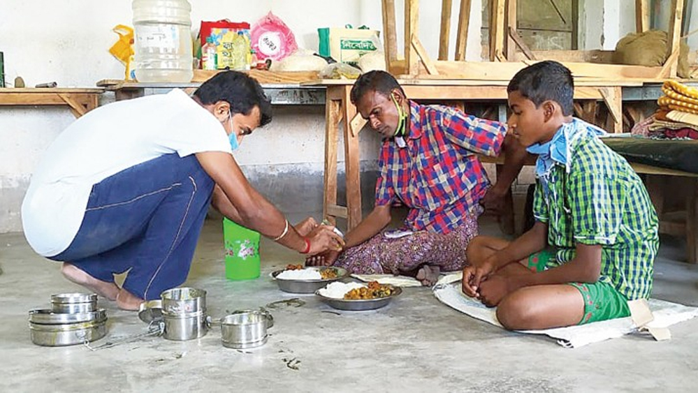 স্কুলঘরে ভাত জুটেছে পিতা-পুত্রের। ফাইল চিত্র।