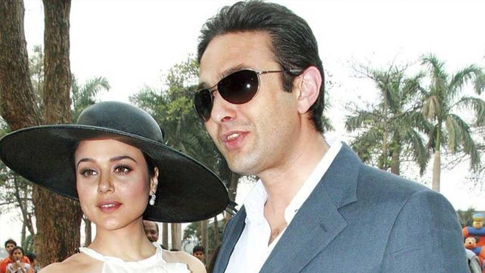 কেরিয়ারের স্বর্ণশিখরে থাকার সময়েই প্রীতির সঙ্গে এক পার্টিতে আলাপ হয় নেস ওয়াদিয়ার। বিখ্যাত শিল্পপতির সঙ্গে প্রীতির আলাপ প্রেমে বদলে যেতে সময় লাগেনি। বলিউডের পাওয়ার কাপল বলা হত তাঁদের। নেসের সঙ্গে নিজের সম্পর্ক কোনওদিন লুকিয়ে রাখেননি প্রীতি।