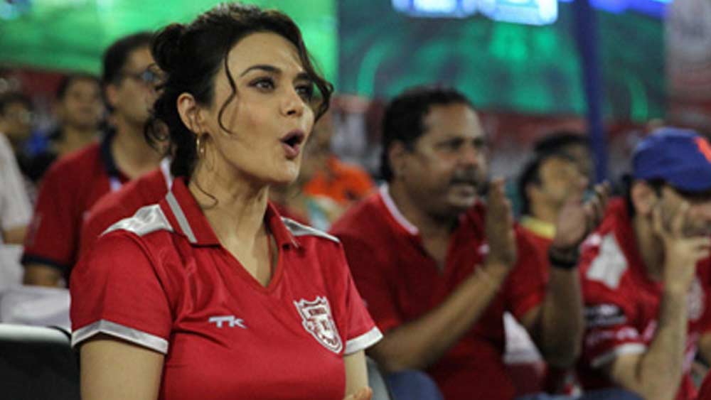 প্রীতি তাঁর বন্ধুদের নিয়ে ভিআইপি বক্সে খেলা দেখছিলেন। সে সময় নেস-ও তাঁর পরিবার নিয়ে ওই বক্সে আসেন। কিন্তু কোনও আসন না থাকায় দু’জনের মধ্যে তীব্র বাদানুবাদ হয়। সিসিটিভি ক্যামেরায় ধরা পড়ে তাঁদের হাতাহাতিও।