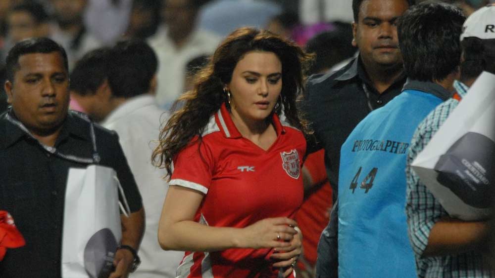 এর পরেই প্রীতি অভিযোগ করেন নেসের বিরুদ্ধে। সেইসঙ্গে তুলে আনেন অনেক পুরনো ঘটনাও। তাঁর অভিযোগ, এর আগেও নেস তাঁর উপর নির্যাতন করেছেন। জ্বলন্ত সিগারেট চেপে ধরেছেন মুখে। ঘরে তালাবন্ধ করে রেখেছেন। যদিও নেস সব অভিযোগ অস্বীকার করেন।