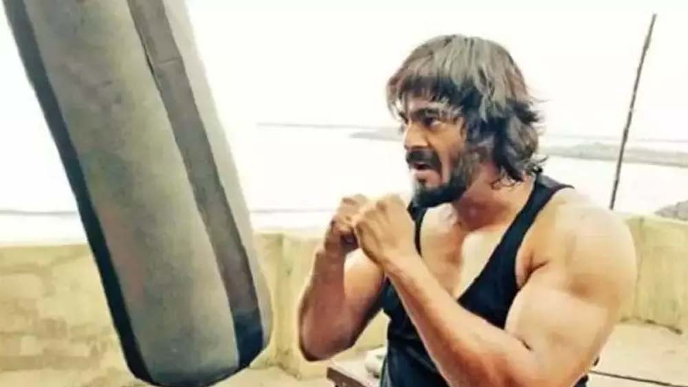 মাধবন তখন নিজেকে তৈরি করেছেন অ্যাকশন হিরোর মতো। চেহারায় বডি বিল্ডিংয়ের ছাপ স্পষ্ট। তাঁর পুরনো রোমান্টিক ইমেজ ভেঙেচুরে একাকার। এ বার তিনি ছবি প্রযোজনা করলেন।